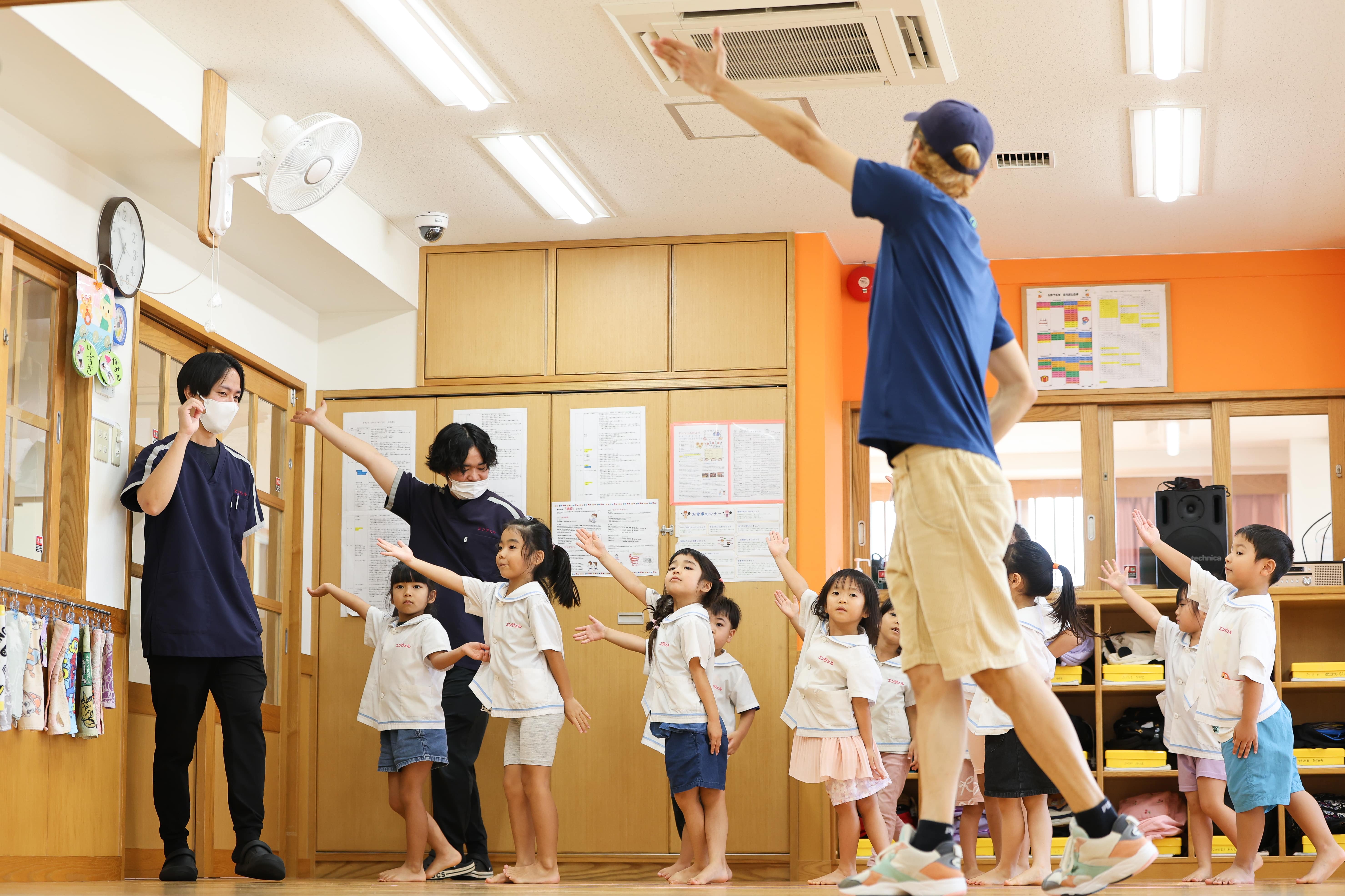 楽しくダンスする子どもたち